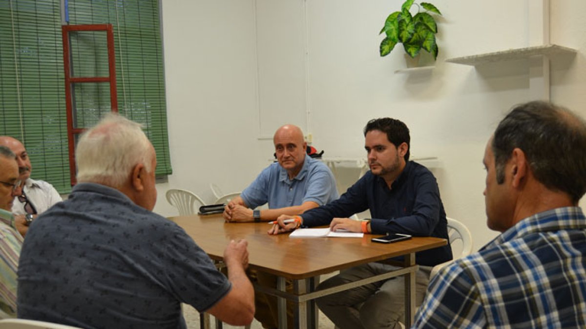Imagen de archivo del portavoz de Ciudadanos, David Caballero, con varios pedáneos.