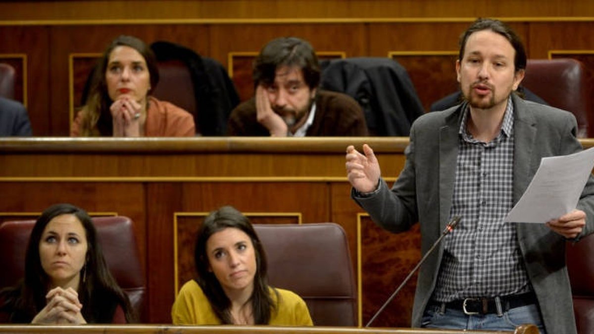 Iglesias, junto a unos cariacontecidos Irene Montero y Rafa Mayoral.