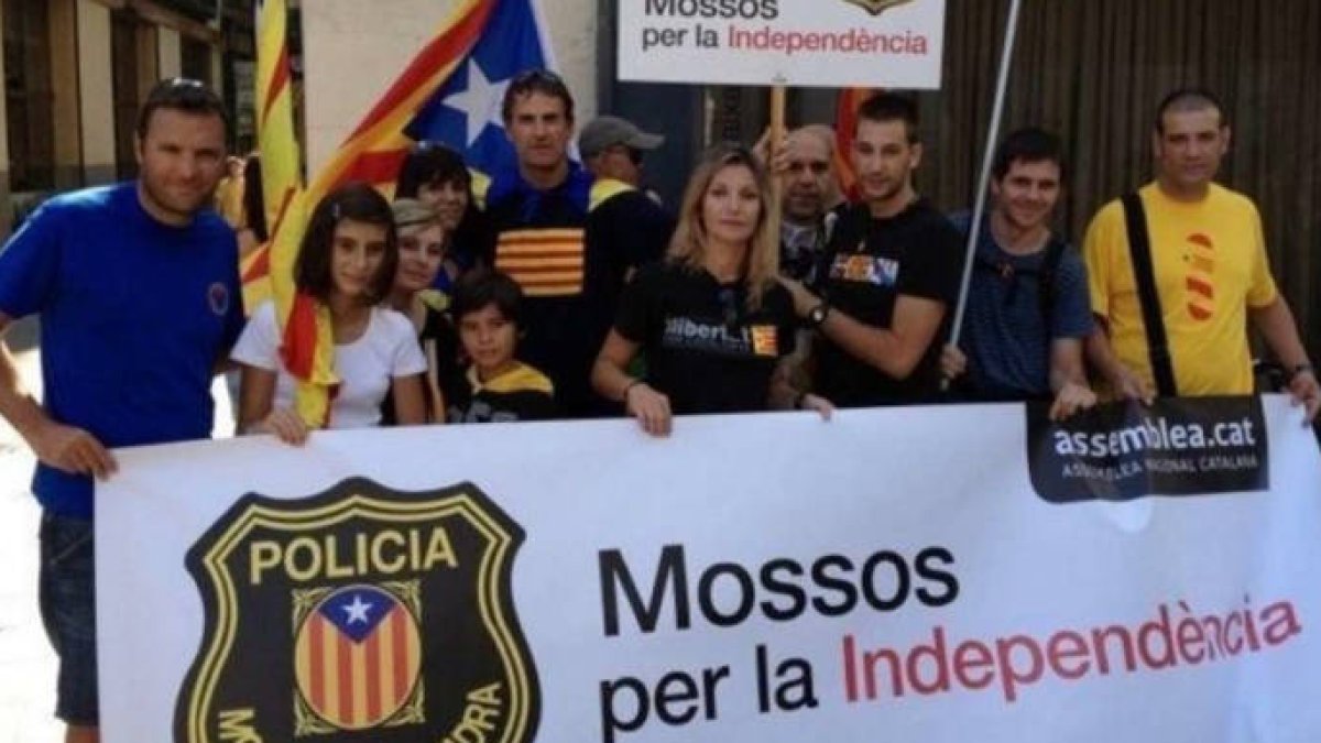 Una manifestación de Mossos per la independencia. Sosteniendo el cartel, su líder, Albert Donaire.