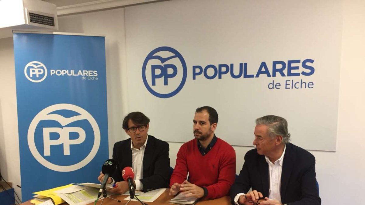 Juan de Dios Navarro y José Salas este lunes en rueda de prensa en Elche.