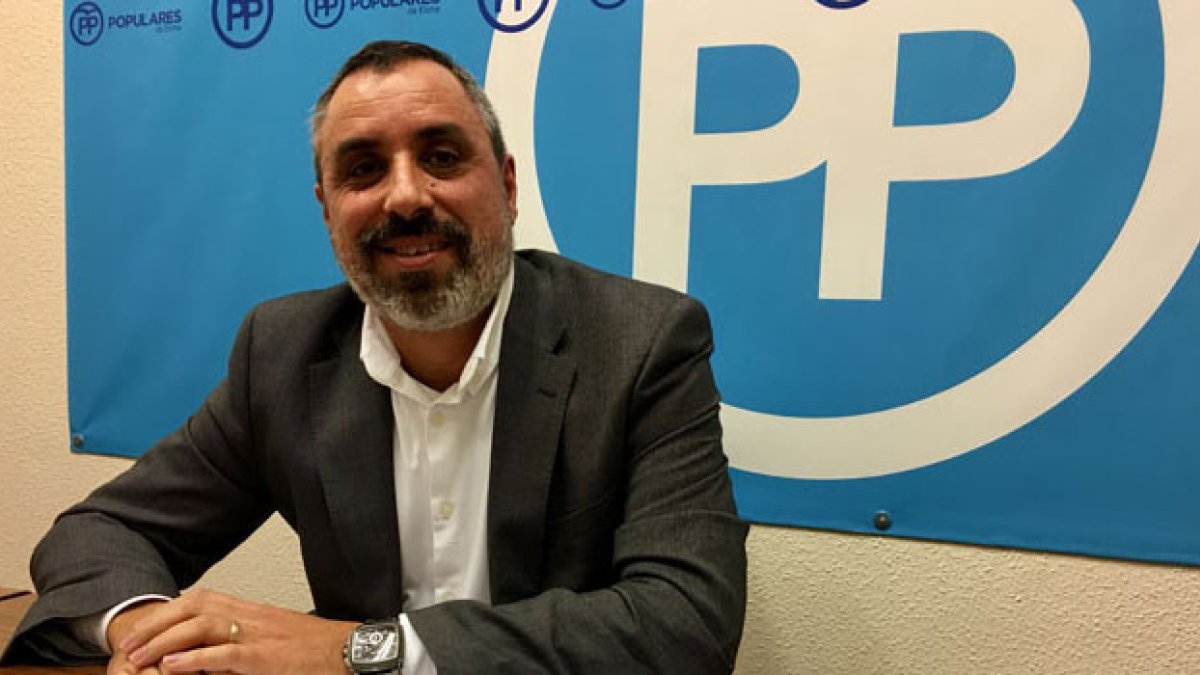 El concejal del PP Vicente Granero en rueda de prensa.