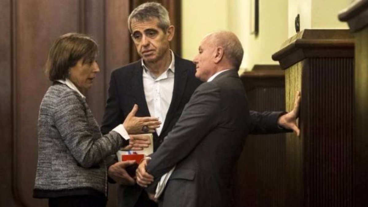 Xavier Muro (en primer término) y Antoni Bayona junto a Carme Forcadell.