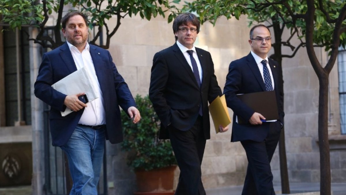 Puigdemont, entre Junqueras y Turull, este martes en el Palau de la Generalitat.