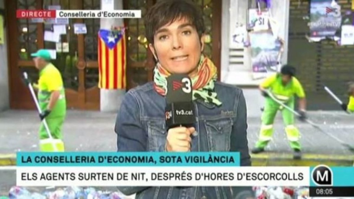 Operarios limpian la