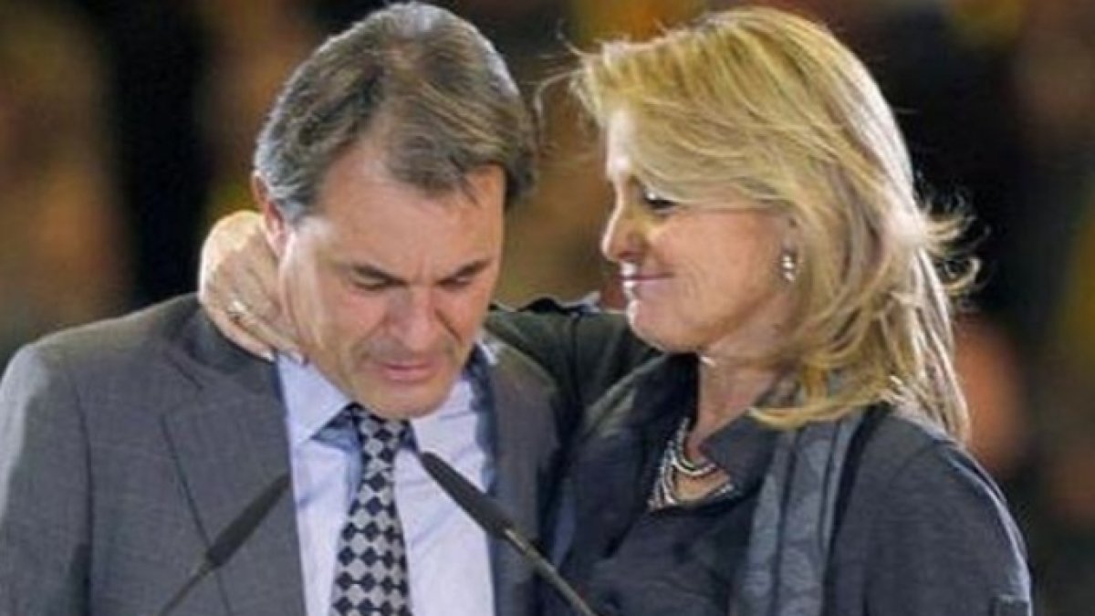 Artur Mas y su esposa, Helena Rakosnic