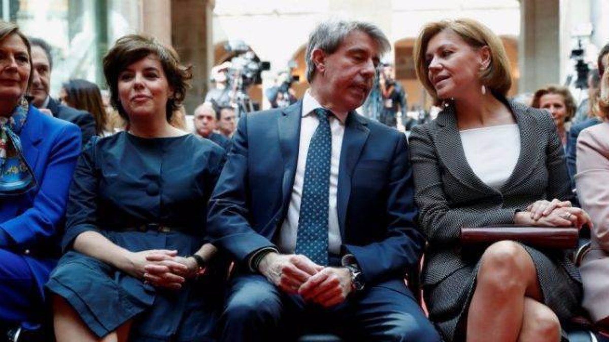 Ángel Garrido flanqueado por Cospedal y Sáenz de Santamaría el 2 de mayo.