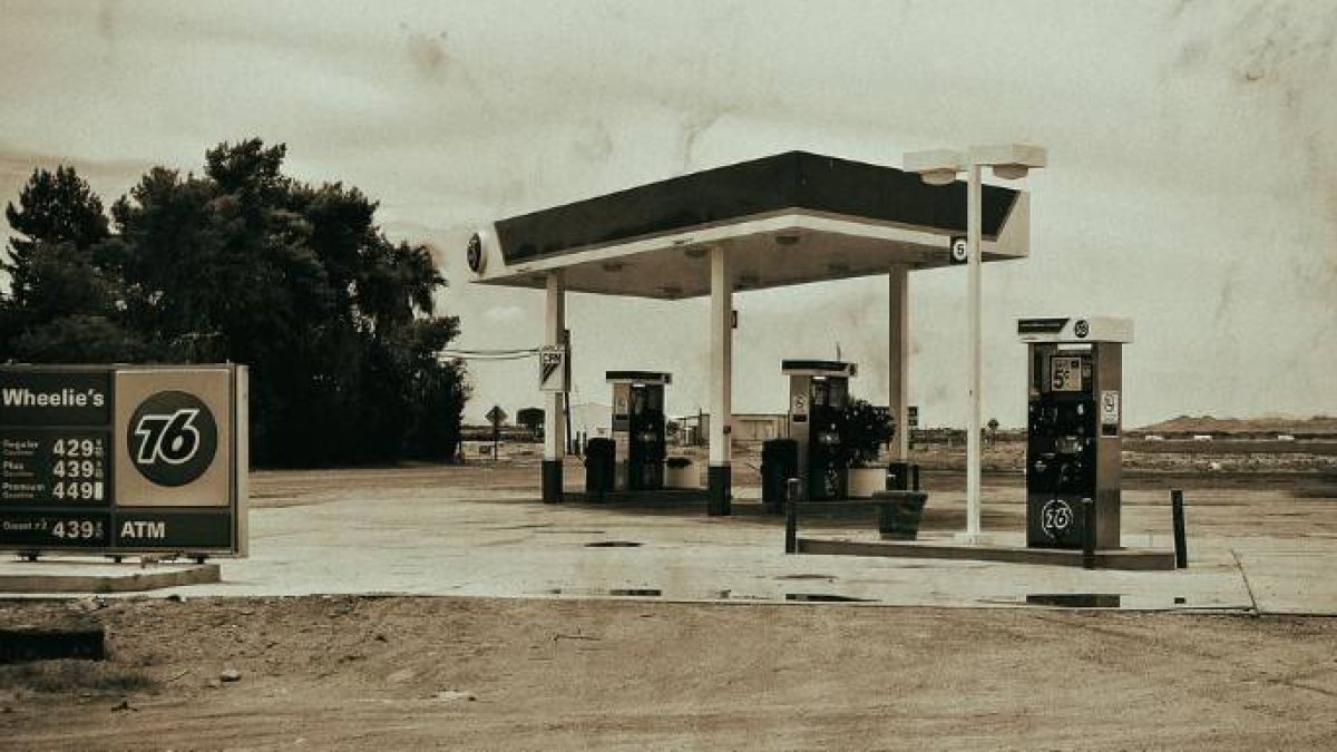 Una gasolinera en el desierto americano, mucho más barata que en España