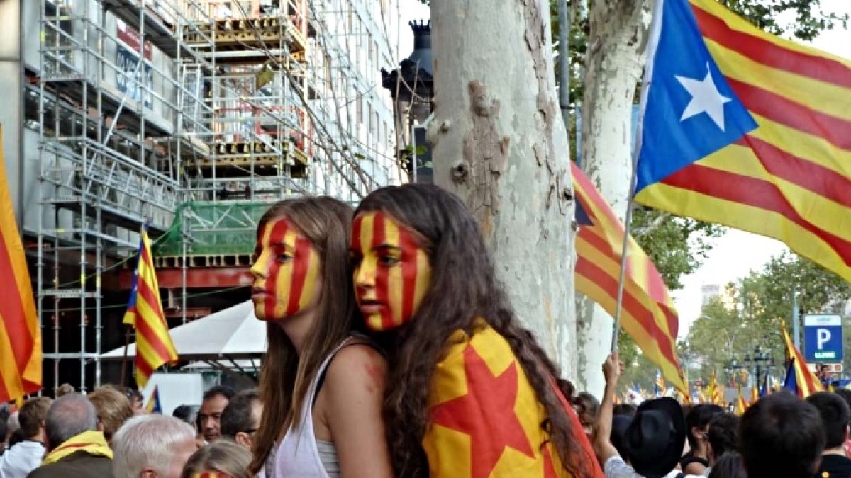 Imagen de niños pintando consignas políticas. FOTO: Cedida.
