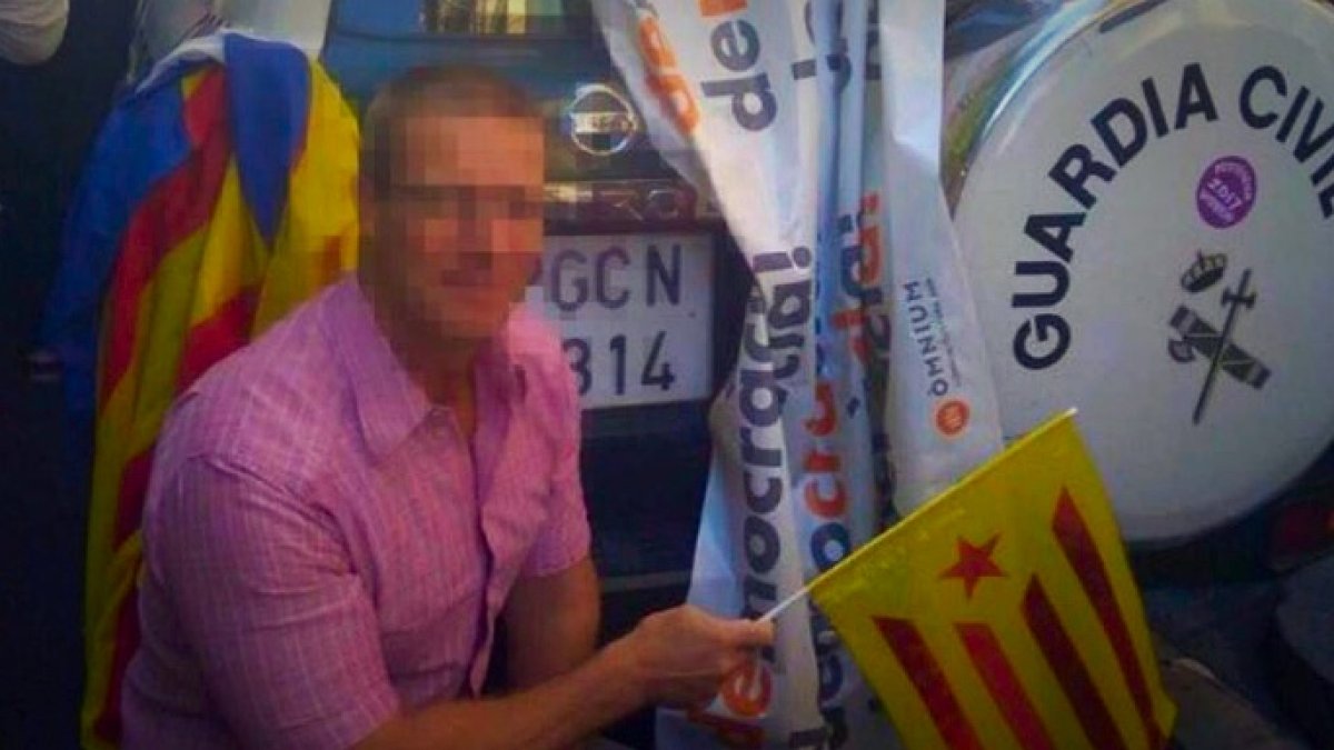 Así se fotografía delante del coche de sus compañeros acosados.