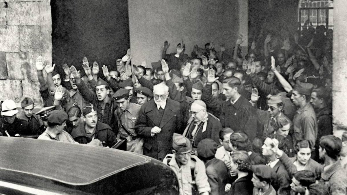 En el centro, Unamuno saliendo del Paraninfo tras producirse su supuesto enfrentamiento dialéctico con Millán-Astray, el 12 de octubre de 1936