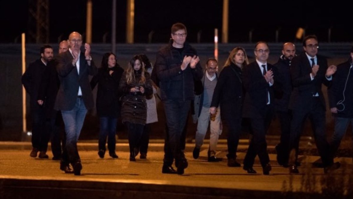 Romeva, a la izquierda, este lunes al salir de la cárcel.