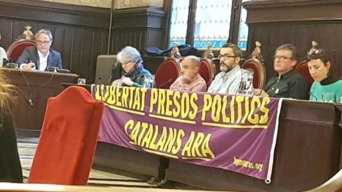 Pancarta en apoyo de los presos por el 1-O en el pleno del Ayuntamiento de Gerona.