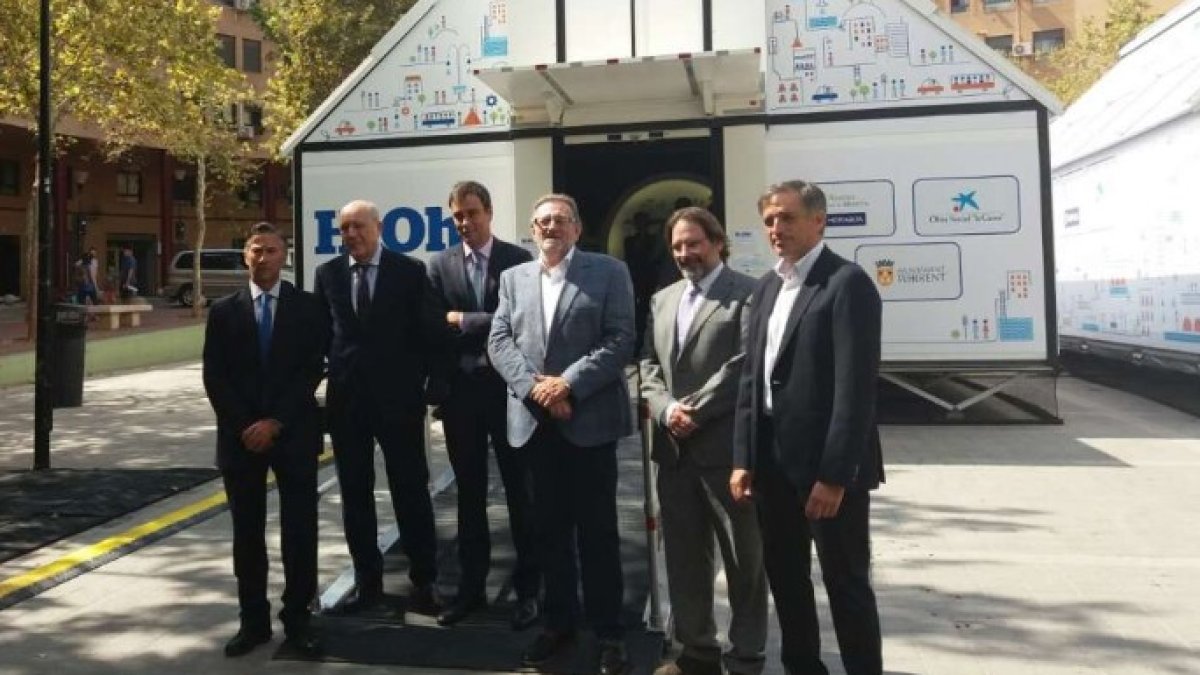 Representantes de Aigües de L'Horta con el alcalde.