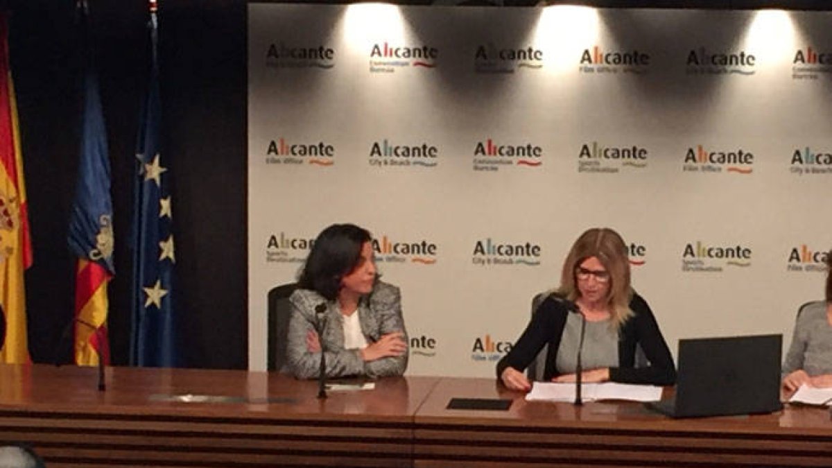 Eva Montesinos, responsable de Turismo, presenta el stand de Fitur y las actuaciones que va a llevar el Patronato en 2018-2019.