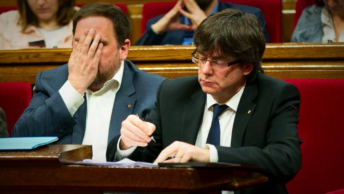 Junqueras y Puigdemont, durante una sesión en El Parlament.