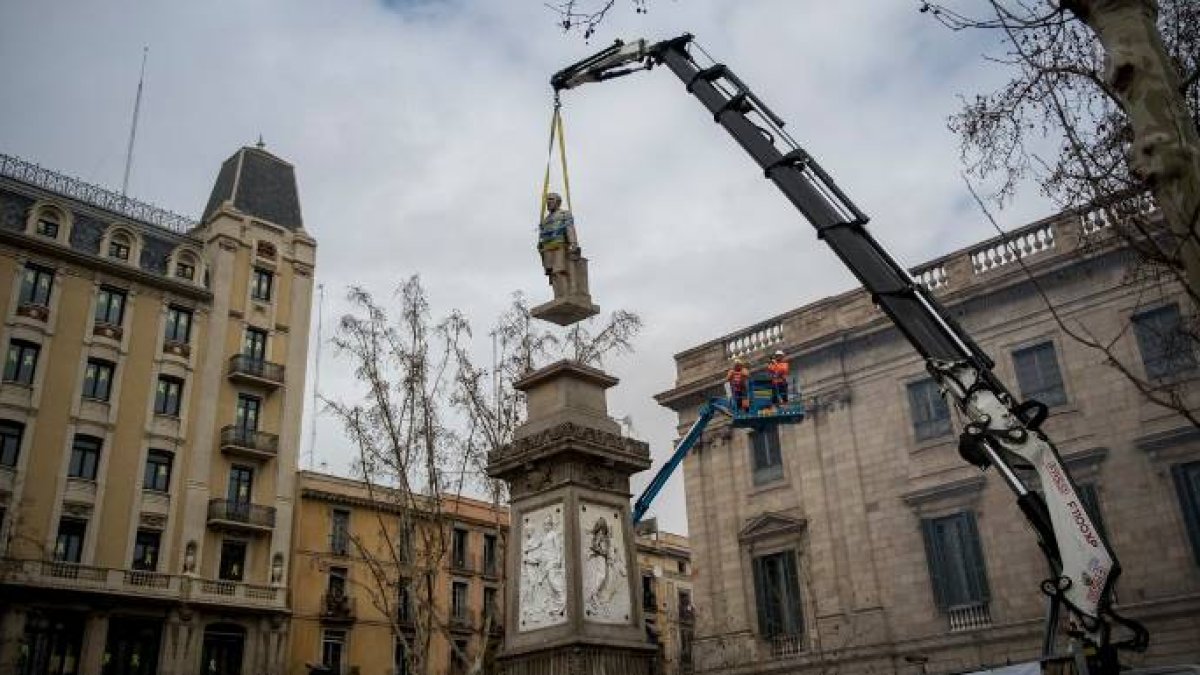 Imagen de la retirada de la estatua del Marqués de Comillas, en Vía Laietana de Barcelona