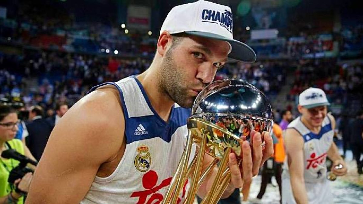 Felipe Reyes besando una Copa del Rey.