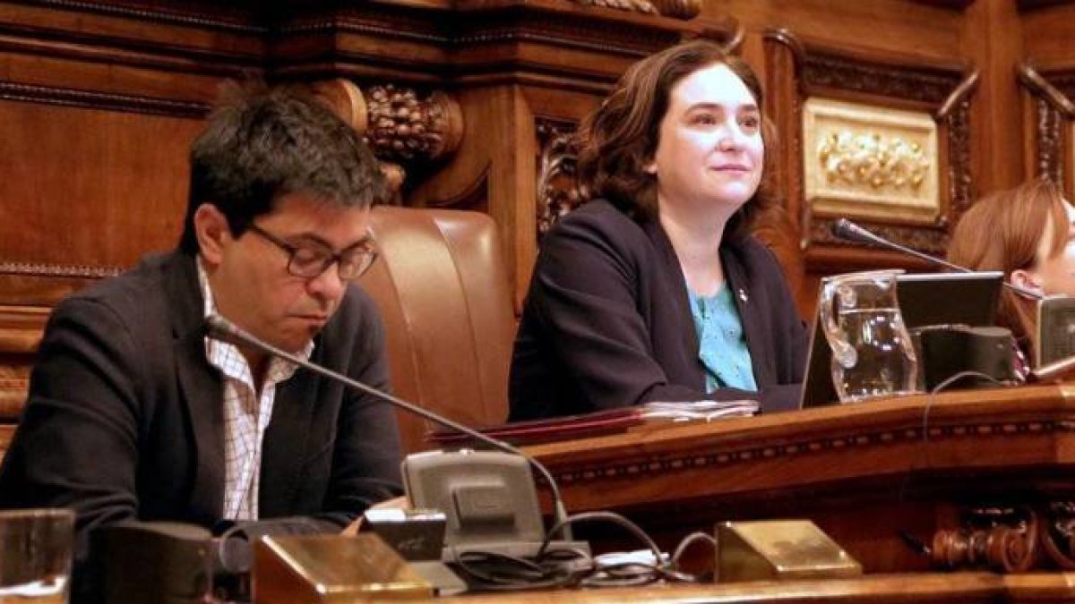 Ada Colau, en el pleno de este martes. A su lado, el teniente de alcalde, Gerardo Pissarello.