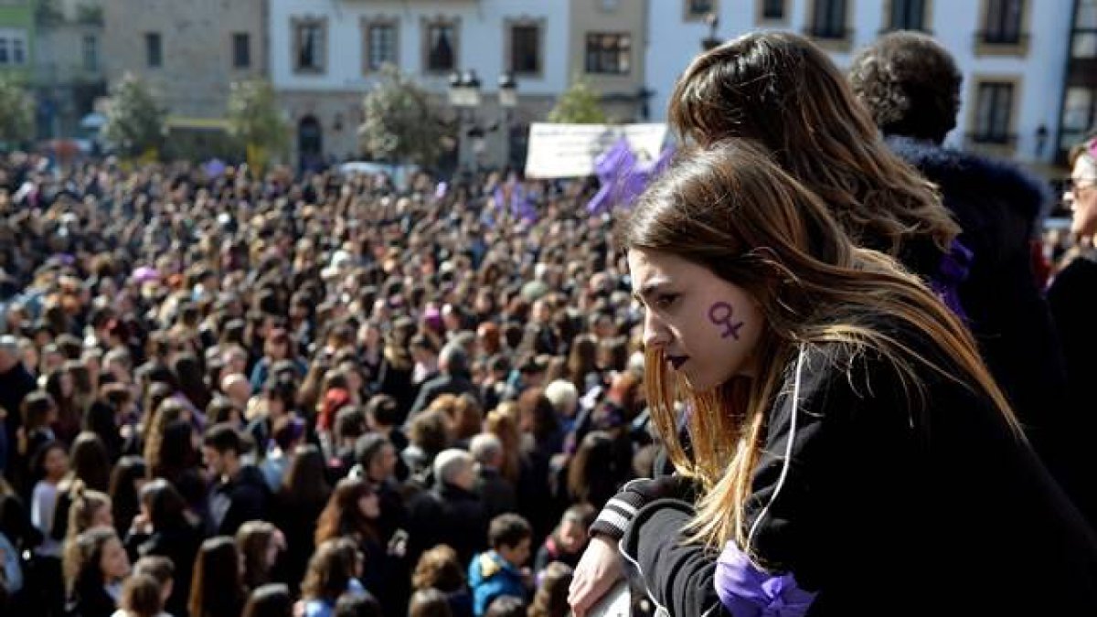 Una marea violeta llena el centro de Valencia por la igualdad de las mujeres