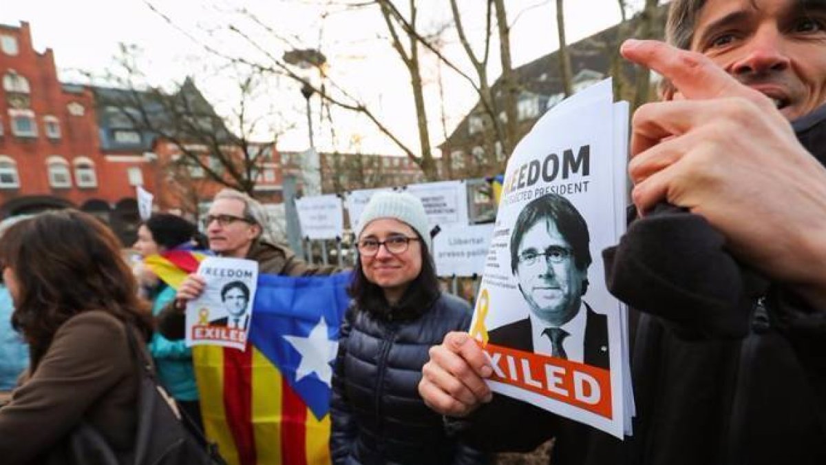 Independentistas a las puertas de la prisión de Neumünster, donde estuvo Puigdemont.