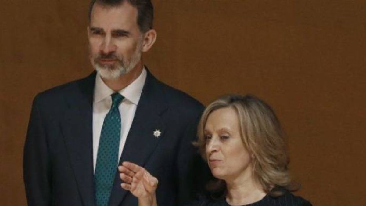 Gemma Espinosa, mujer del juez Llarena y presidenta de la Escuela Judicial, este lunes en un acto junto al Rey.