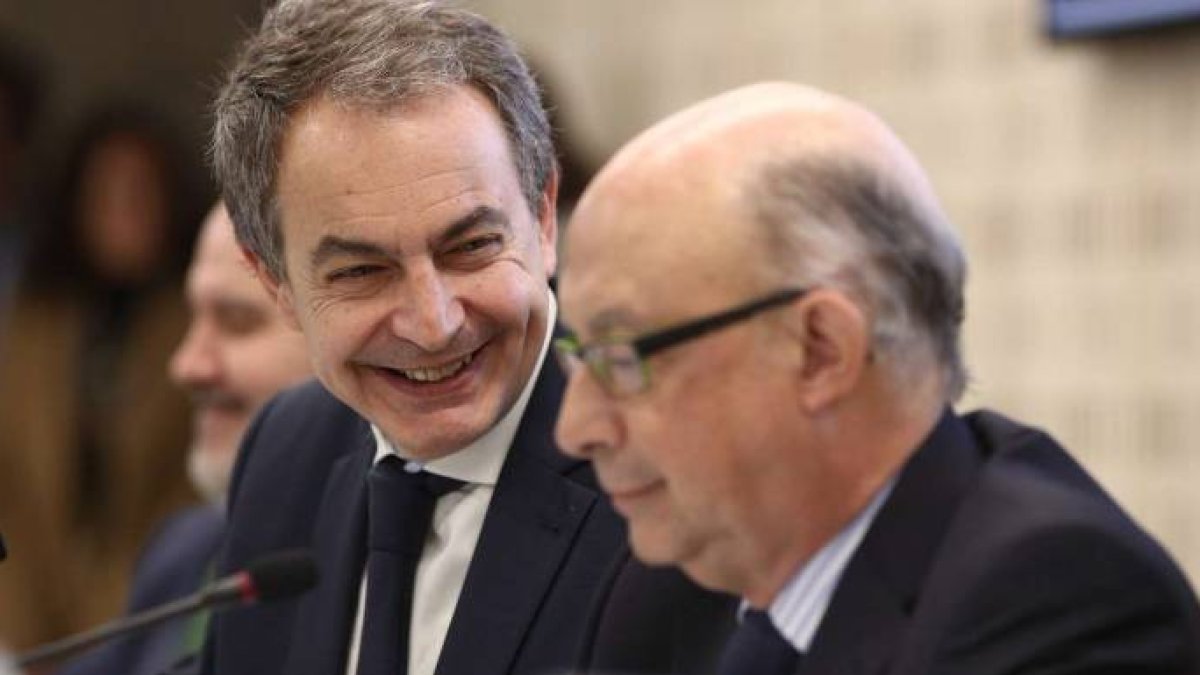 Montoro, en primer plano, junto al expresidente Zapatero en unas recientes jornadas económicas