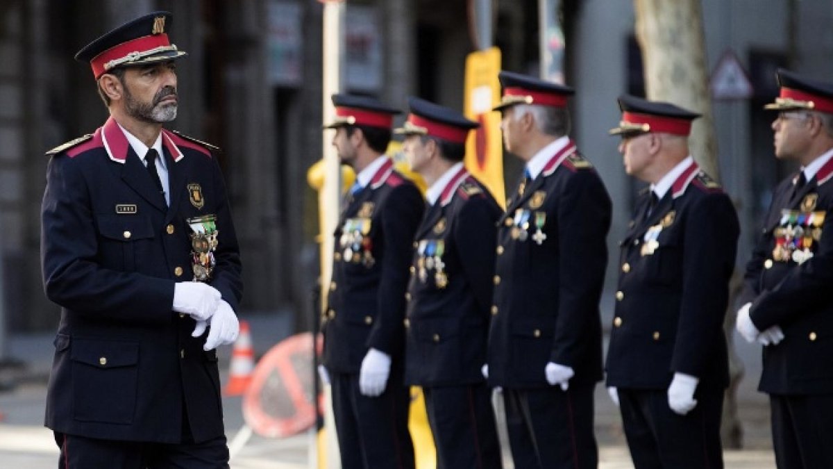 El mayor Trapero, con altos mandos de los Mossos.