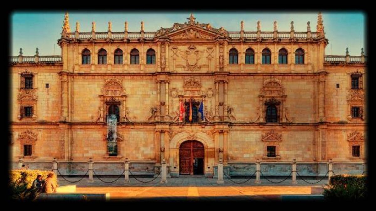 La célebre fachada de la Universidad de Alcalá (Madrid), una de las tres cuyos rectores históricamente eran altos cargos del PSOE