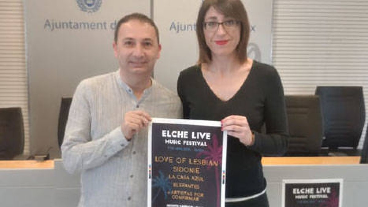 La edil Patricia Macià con el cartel que anuncia la actuación de Love Of Lesbian.