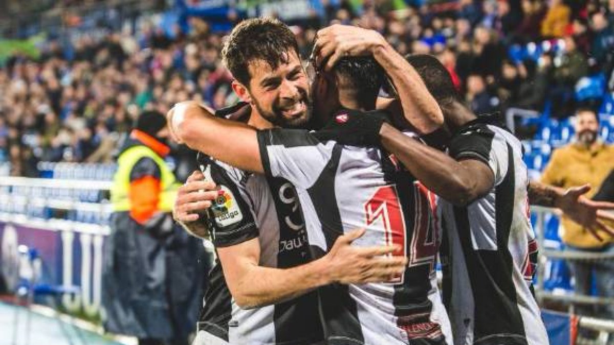 El Levante resurge en el debut de Paco López