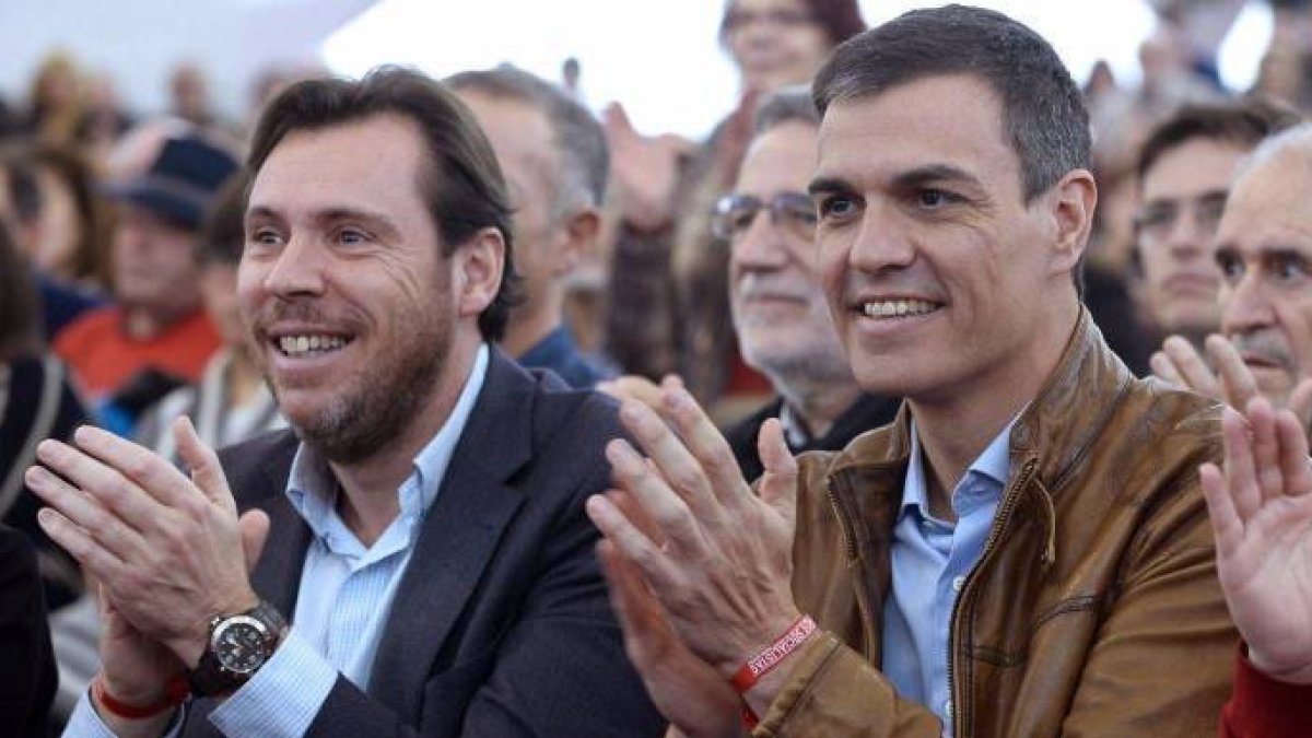 Óscar Puente junto a Pedro Sánchez.