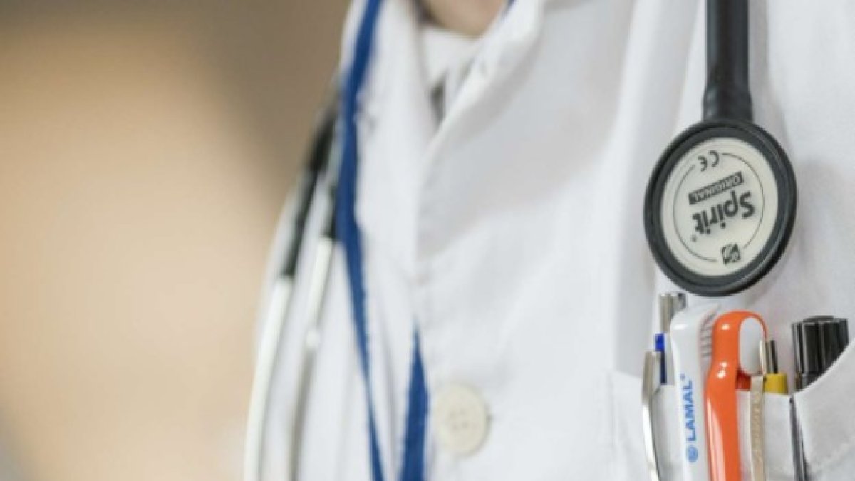 Nuevo revés para Sanidad: no podrá jubilar médicos de manera forzosa