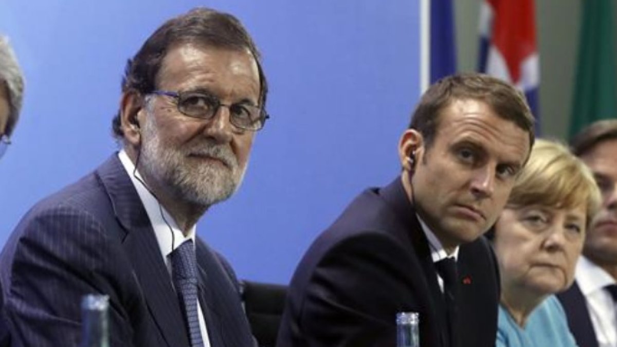 Rajoy, junto a Macrón y Merkel.