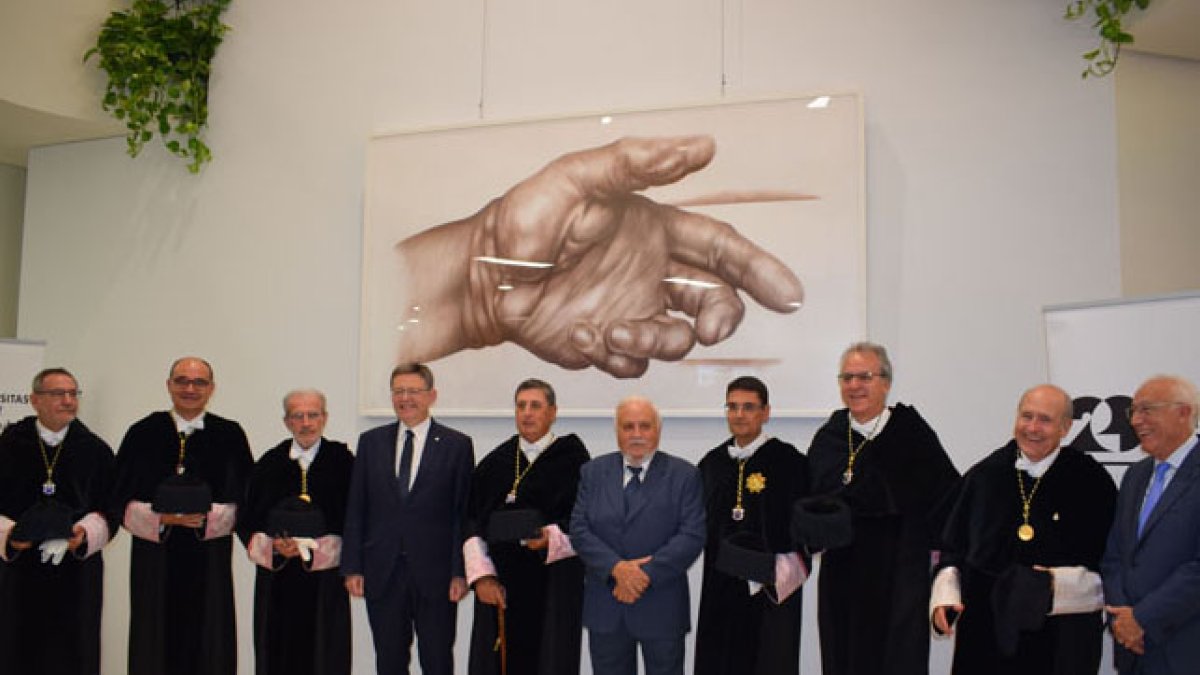 Ximo Puig con Jesús Pastor y los galardonados en la apertura del curso de la UMH.