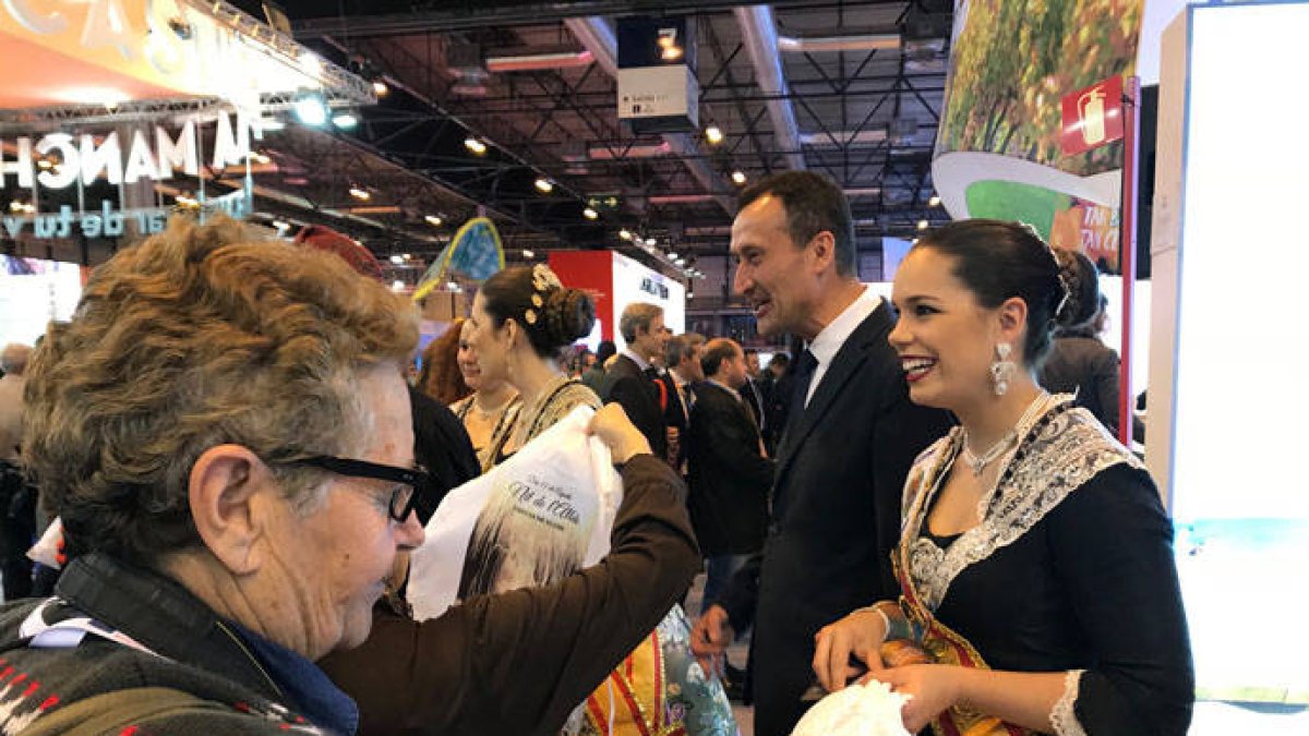 El alcalde Carlos González con las Reinas de Fiestas en la inauguración de Fitur.