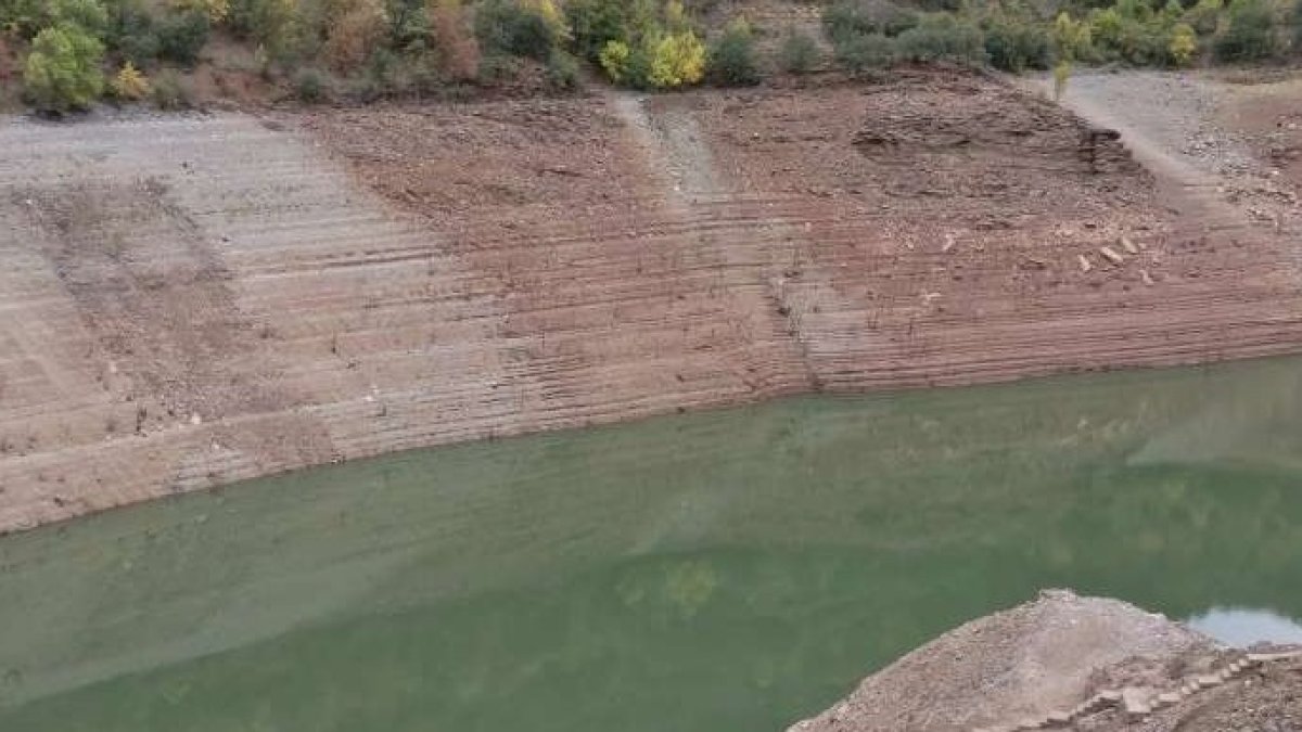 Aspecto del embalse de Mansilla, en La Rioja