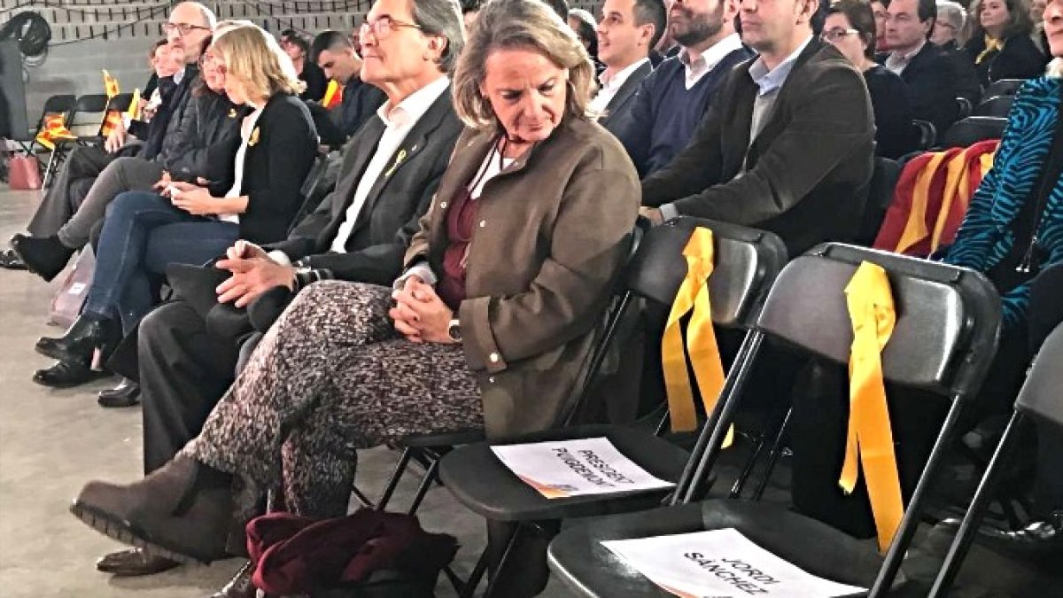 Artur Mas y su mujer, esta semana junto a las sillas vacías de Puigdemont y uno de los Jordis