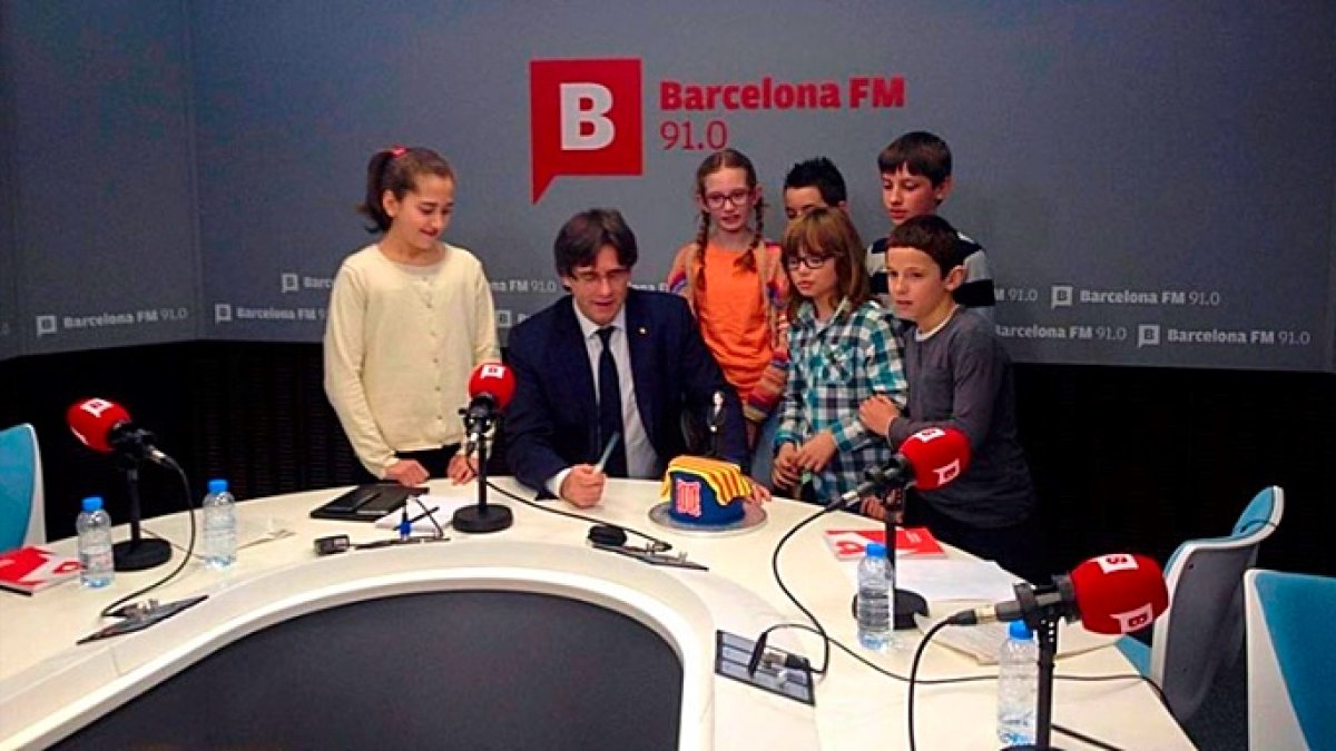 Carles Puigdemon, con escolares, en una radio catalana.