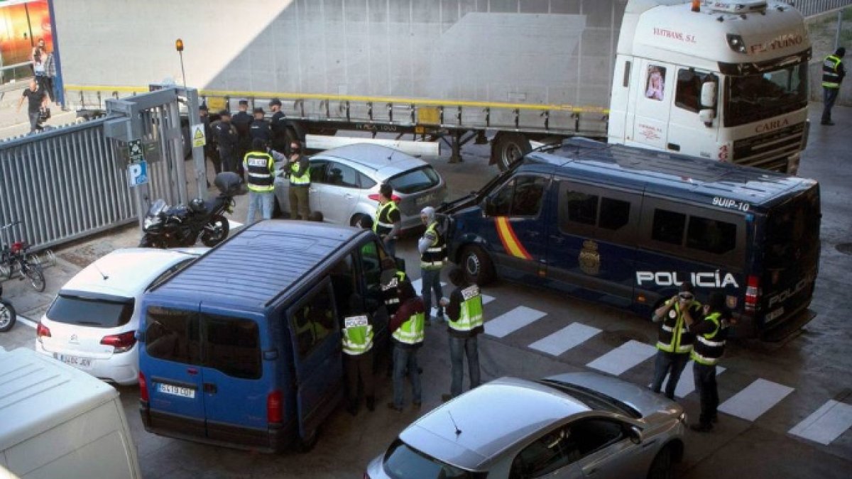 La Policía interceptando la furgoneta de los Mossos que llevaba documentos para quemar.