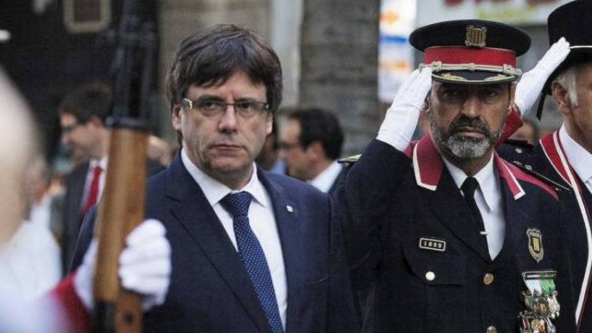 Puigdemont, junto a Trapero en un acto institucional.