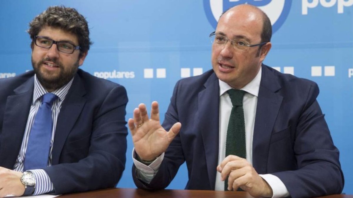 Pedro Antonio Sánchez junto a su sucesor, Fernando López Miras.