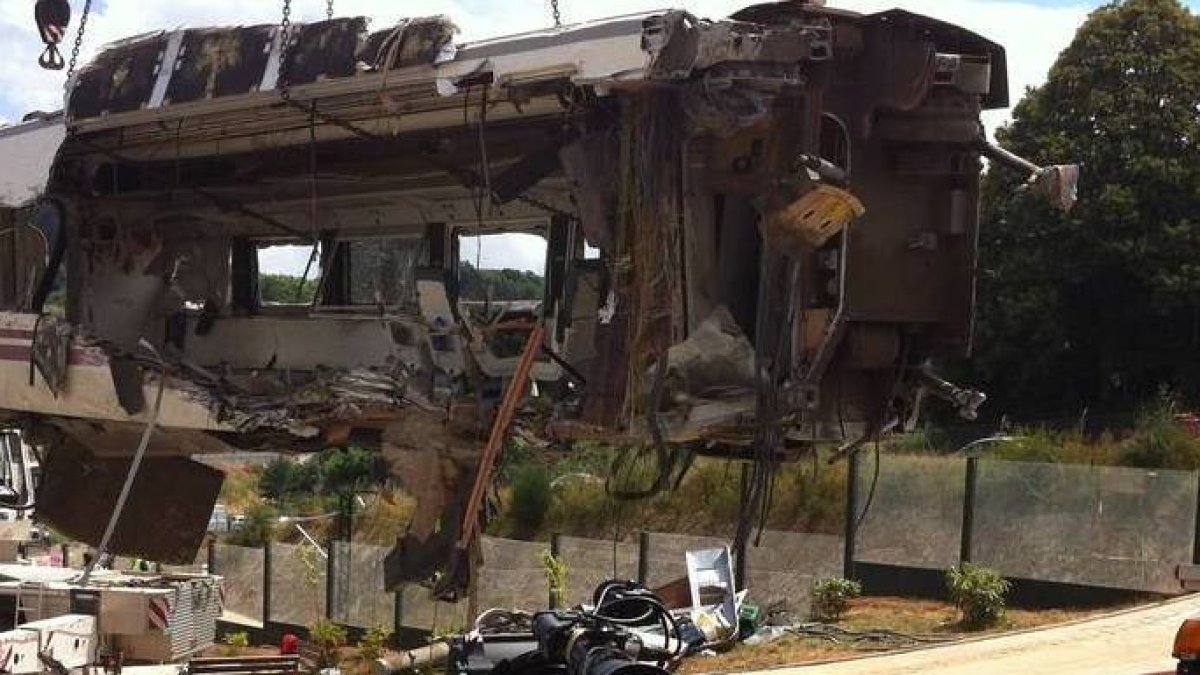 Retirada de uno de los vagones del tren Alvia descarrilado
