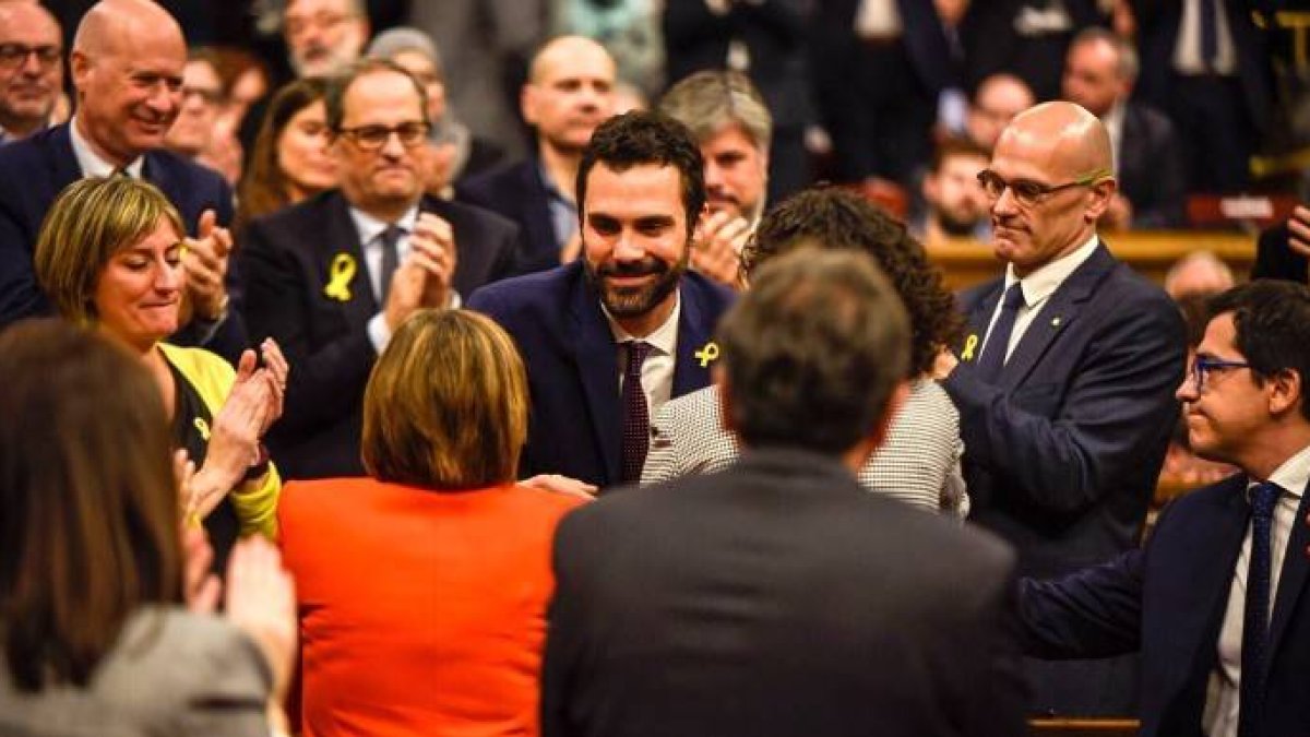 Roger Torrent es felicitado por sus compañeros tras su elección.