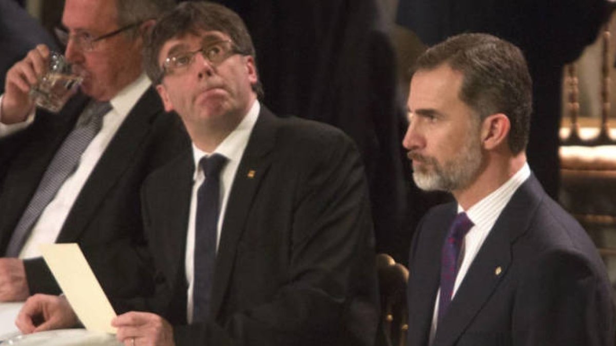 El Rey, con gesto serio, en uno de sus últimos actos con Puigdemont.