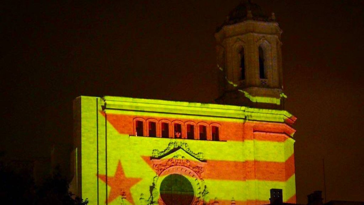 La gran bandera estelada en la Catedral de Gerona, el miércoles 9 de mayo.