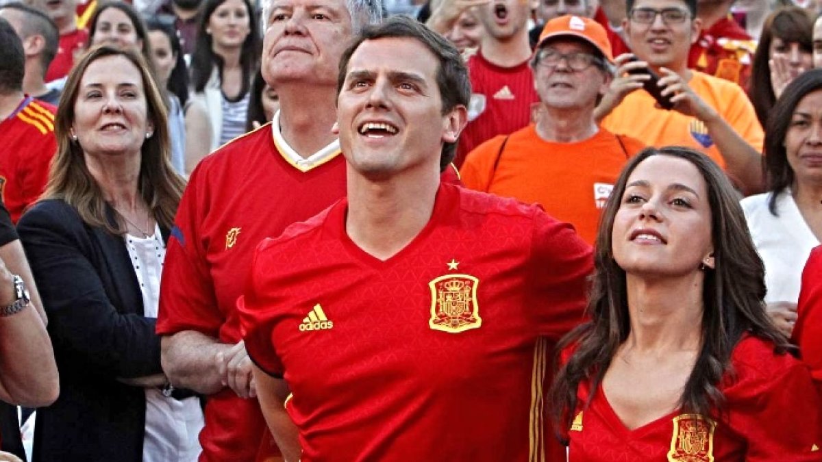 Rivera y Arrimadas, viendo un partido de España.