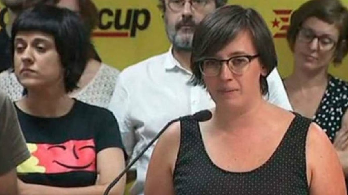 La exdiputada de la CUP. Mireia Boia. A su izquierda, Anna Gabriel.