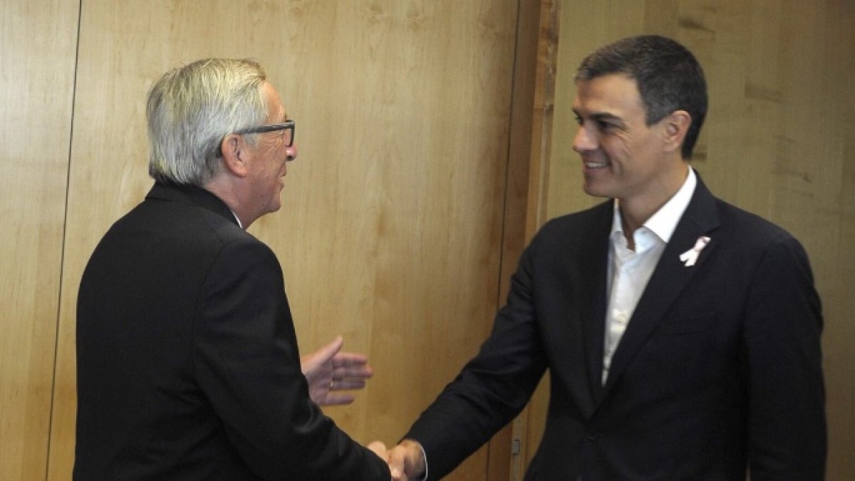 Sánchez, este jueves, con el presidente de la Comisión Europea, Jean Claude Juncker.