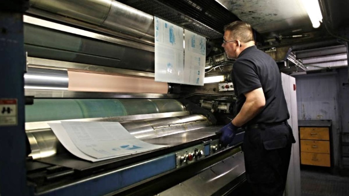 Un trabajador de la rotativa del diario de Prisa. FOTO: Julián Rojas (El País).