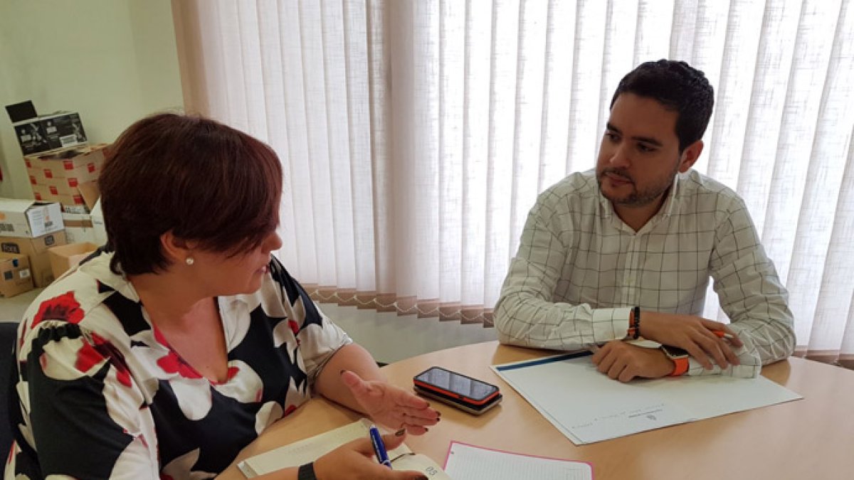 David Caballero con una representante vecinal.